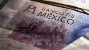 El peso rompe la barrera de los 19 y cierra la semana con fuerza