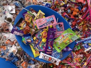 Productos “escolares” tienen tanta azúcar como un refresco y buscan entrar a las escuelas: organizaciones piden intervención de COFEPRIS