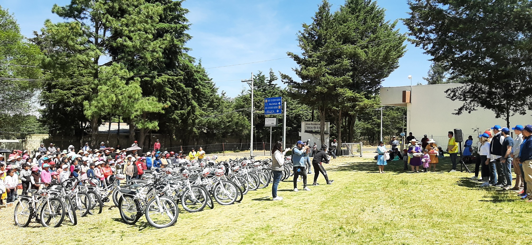 Michelin y Un Kilo de Ayuda donan 1,500 bicicletas en zona mazahua