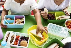 ¿Qué debe incluir una lonchera saludable? Claves para este regreso a clases